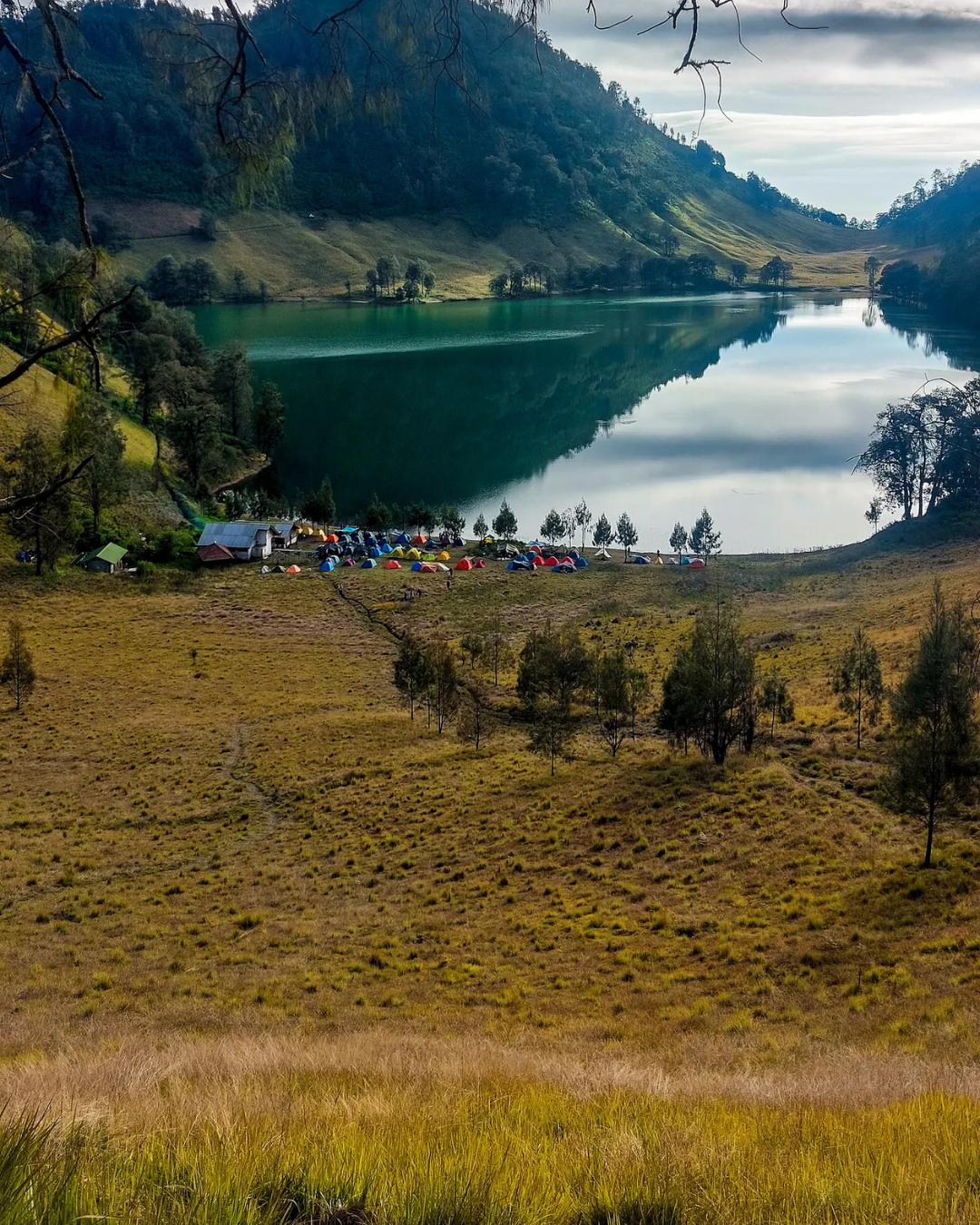 Pemandangan Ranu Kumbolo di kaki Gunung Semeru